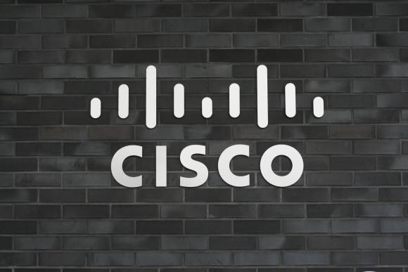 Weisses Cisco-Logo an einer dunkelgrauen Backsteinwand 