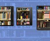 Drei verschiedene E-Book-Reader vor einer Bücherwand