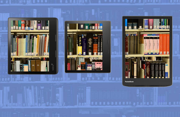 Drei verschiedene E-Book-Reader vor einer Bücherwand 