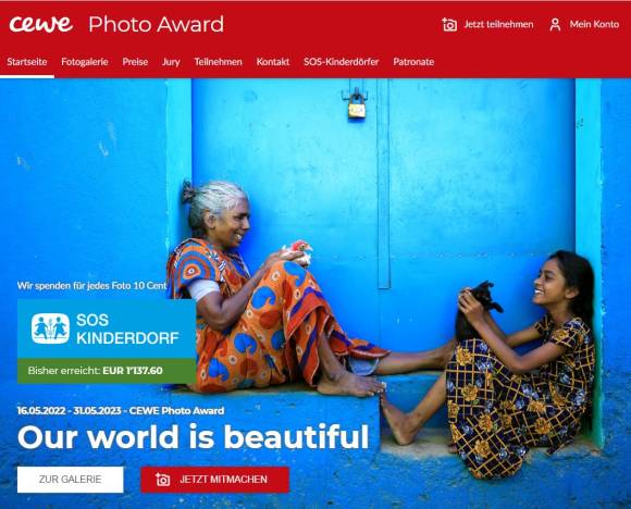 Banner des Foto-Awards zeigt eine lachende indische Seniorin mit ihrer Enkelin, die ein Kätzchen hält 