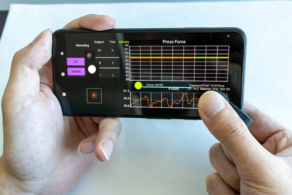 Smartphone zeigt Blutdruck-Grafik 