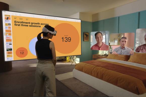 Eine Frau mit einer Vision Pro führt einen Videochat durch; links davon schwebt ein virtuelles Dokument im Raum