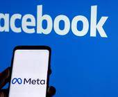 Facebook-Logo und ein Smartphone mit Meta-Logo