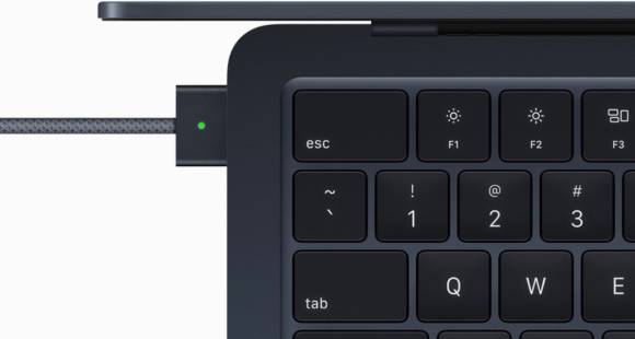 Ein MagSafe-Stecker am MacBook Air