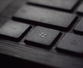 Eine sehr dunkle Tastatur mit dem Windows-Logo