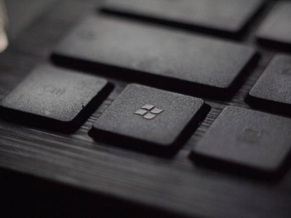 Eine sehr dunkle Tastatur mit dem Windows-Logo 