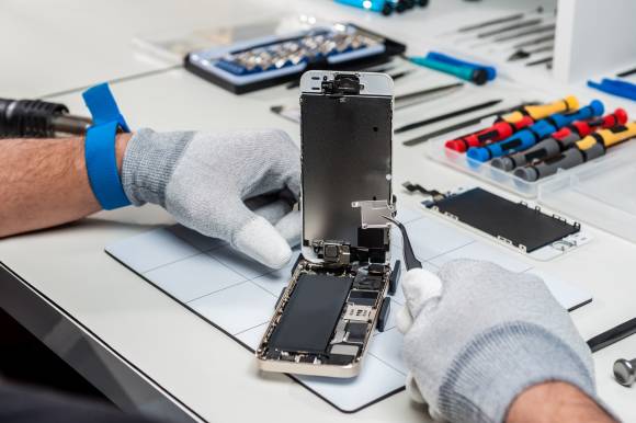 Symbolbild zeigt Reparatur eines Smartphones 