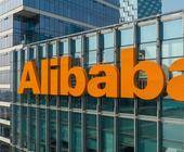 Alibaba Logo an einer Gebäude-Fassade
