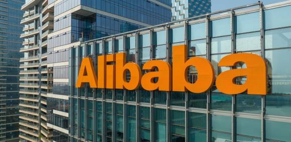 Alibaba Logo an einer Gebäude-Fassade 