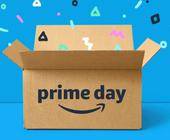 Symbolbild zeigt eine geöffnete Kartonschachtel mit dem Amazon-Prime-Day-Logo