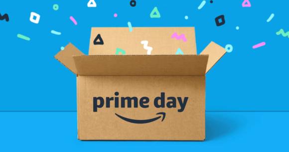 Symbolbild zeigt eine geöffnete Kartonschachtel mit dem Amazon-Prime-Day-Logo 