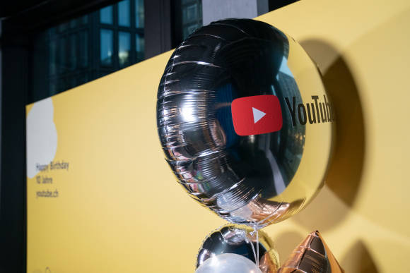 Ballons mit YouTube-Schriftzug 