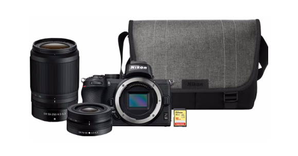 Eine Nikon Z50, zwei Objektive, eine SD-Karte und eine Tasche