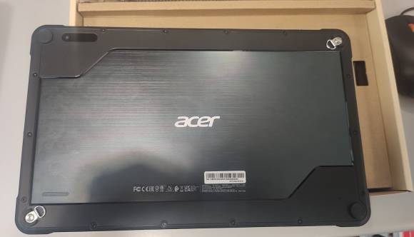 Das Acer Enduro T1 ausgepackt, mit Blick auf die Rückseite