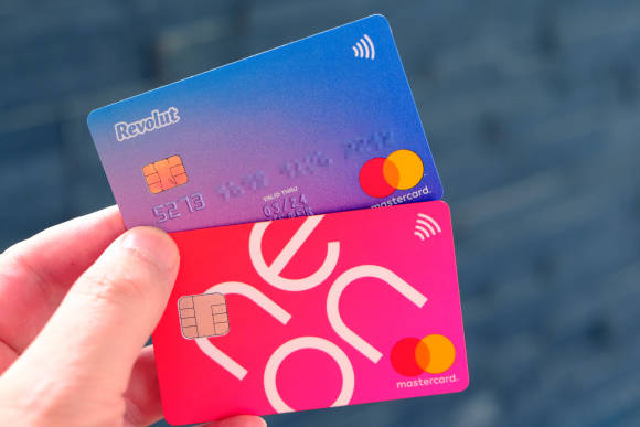 Symbolbild zeigt zwei Neo-Bankkarten in der Hand einer Person 