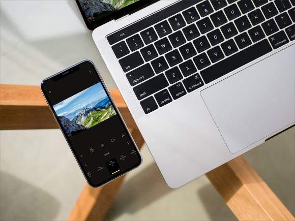 Ein iPhone und ein MacBook zeigen den gleichen Inhalt 