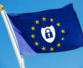 Symbolbild zeigt ein Cyber-Sicherheits-Schild auf einer EU-Flagge