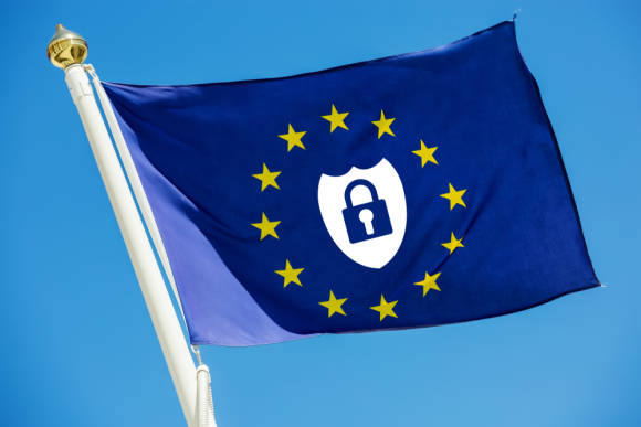 Symbolbild zeigt ein Cyber-Sicherheits-Schild auf einer EU-Flagge 