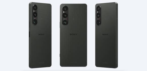 Drei Xperia-Smartphones rückseitig in schwarz