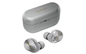 Die Technics-Ohrhörer in Silber, zusammen mit der Transporthülle 