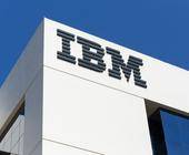 Ein IBM-Logo an einem Gebäude