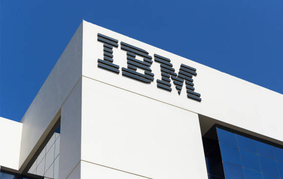 Ein IBM-Logo an einem Gebäude 