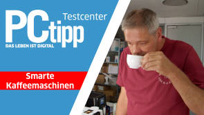 Dani Bader mit Kaffeetasse am Mund Dani Bader mit Kaffeetasse am Mund