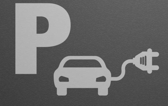 Ein P-Symbol für Parkplatz und ein E-Auto-Piktogramm 