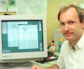 Tim Berners-Lee sitzt an einem PC