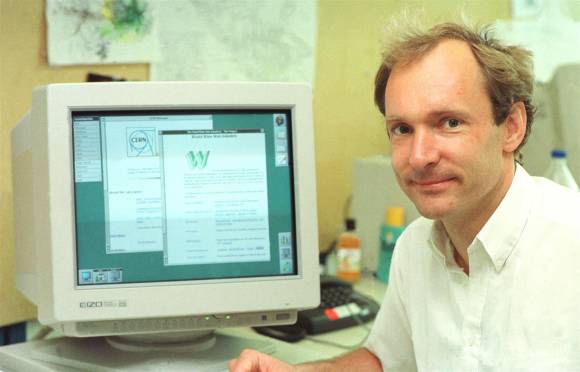 Tim Berners-Lee sitzt an einem PC 