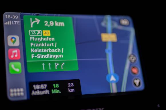 Es geht noch einfacher, als gleich die Kamera zu zücken Eine CarPlay-Anzeige im Auto