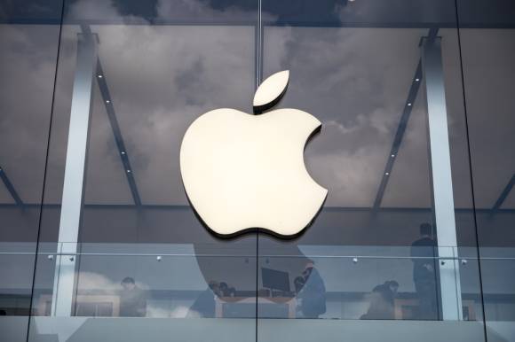 Apple-Logo an einer Glasfassade 