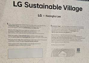 LG Sustainable Village Begrüssungsschild am Eingang der Halle
