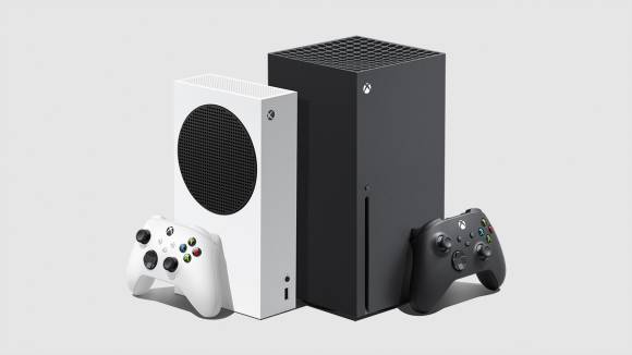 Zwei Xbox-Spielkonsolen mit Controllern 