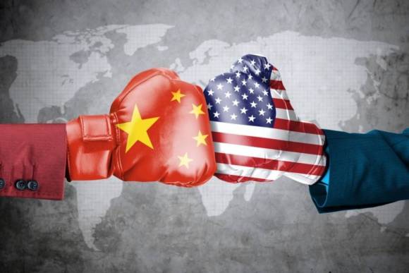 Symbolbild zeigt gegnerische Box-Handschuhe mit China- und US-Flagge 