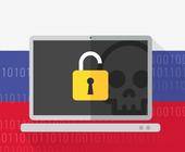 Symbolbild zeigt geknackten Laptop auf einer Russland-Flagge