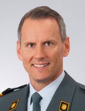 Portrait-Bild Simon Müller, der eine Militäruniform trägt 