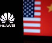 Montage aus dem Huawei-Logo und den USA- und China-Flaggen