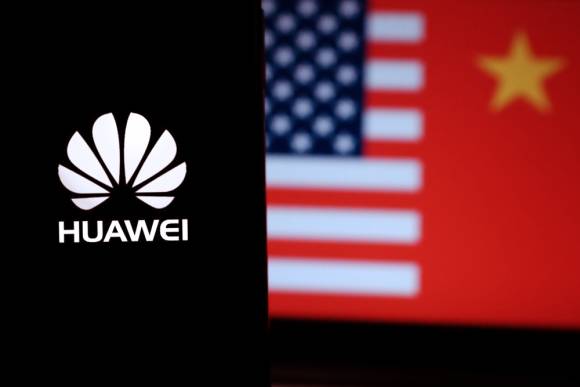 Montage aus dem Huawei-Logo und den USA- und China-Flaggen 