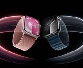 Zwei Apple Watches in Bewegung