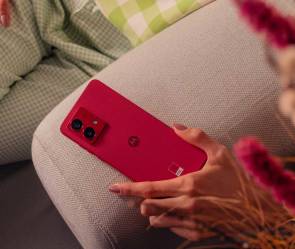 Ein Motorola-Smartphone in Rot