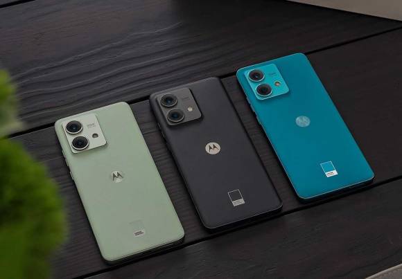 Drei Motorola edge 40 neo in verschiedenen Farben 