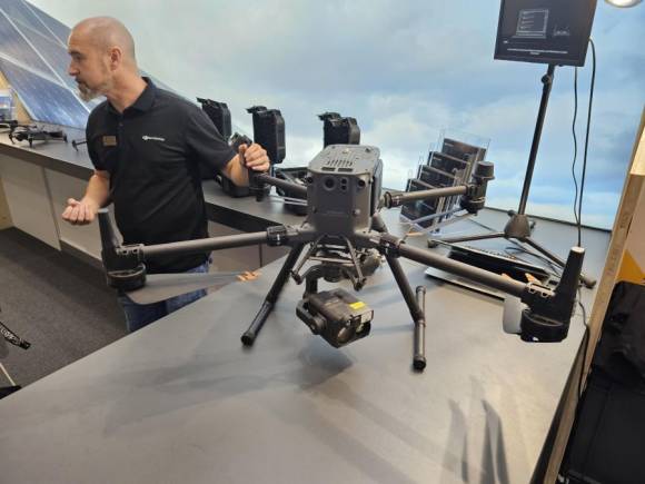 DJI mit einer grossen Enterprise-Drohne 