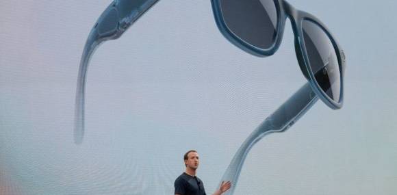 Mark Zuckerberg und eine Augmented-Reality-Brille 