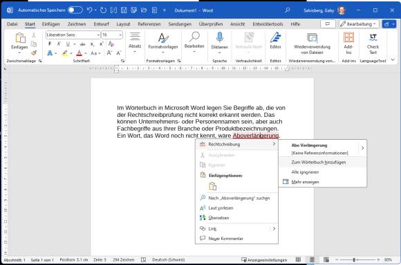 Ein rot unterwelltes Wort in Word und das Kontextmenü, um das Wort hinzuzufügen 