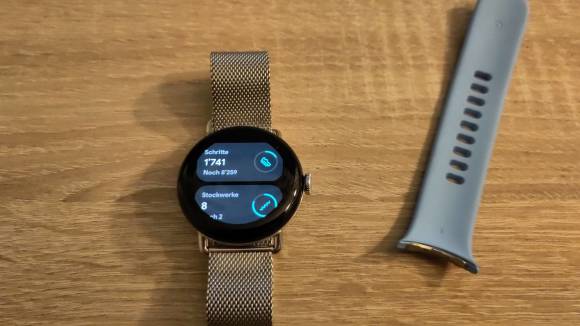 Die Pixel Watch 2 mit metallischem Armband