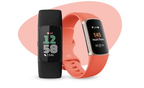 Das Fitbit Charge 6 mit scharzem und lachsrotem Armband 