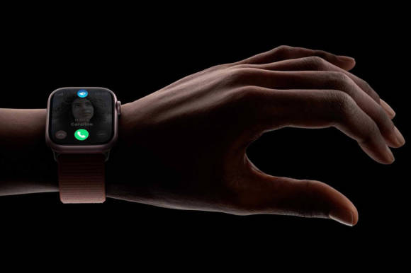 Eine Hand mit einer Apple Watch am Handgelenk 