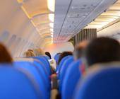 Passagiere, die in einem Flugzeug sitzen, von hinten fotografiert