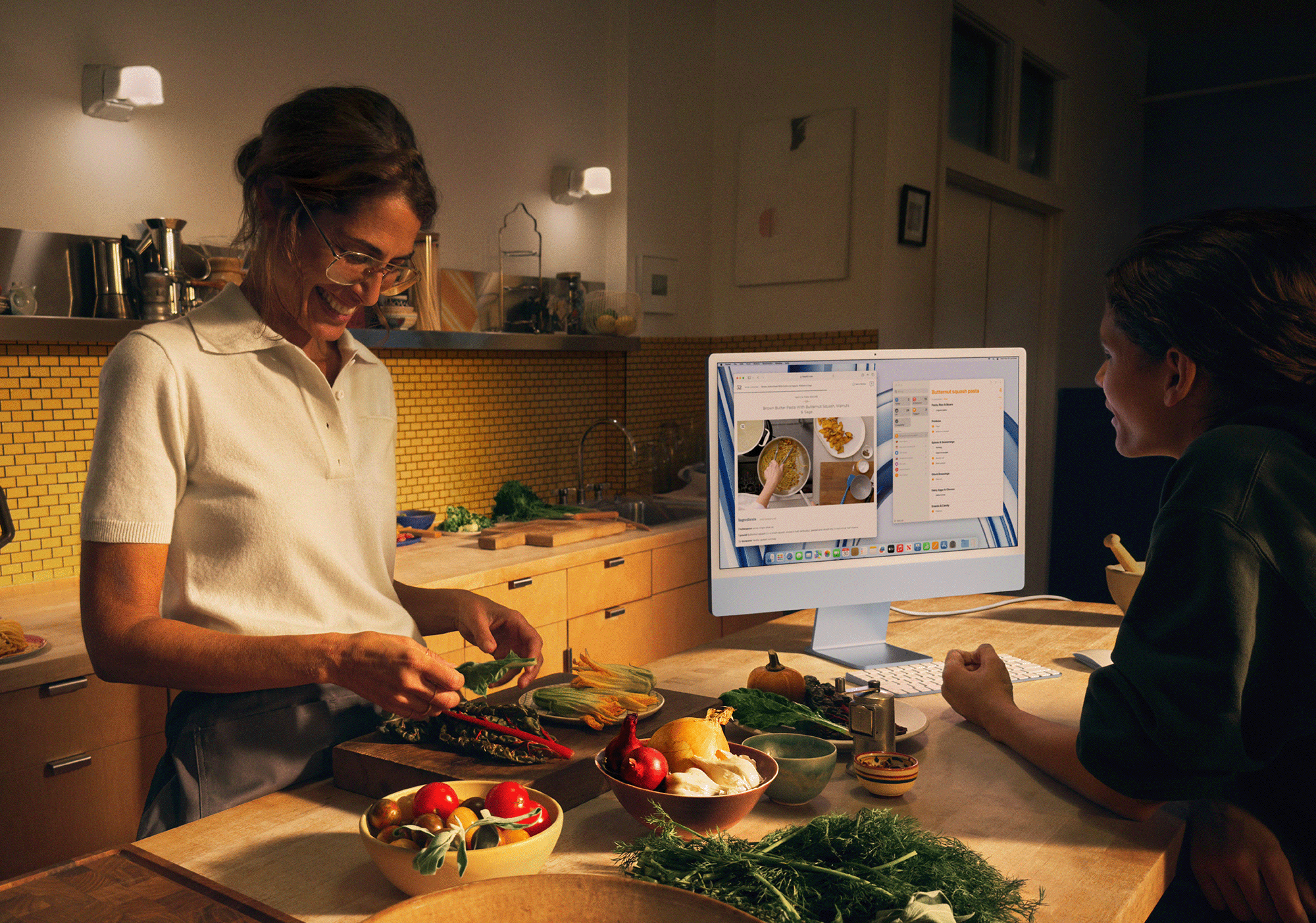 Ein iMac, der in der Küche während des Kochens benutzt wird